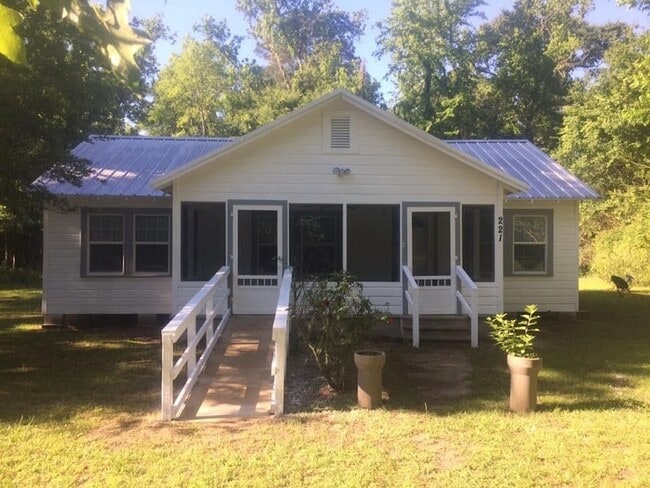 221 Bowen Loop