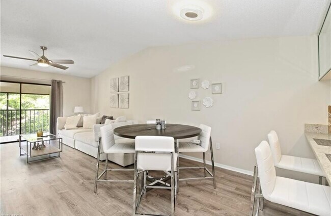 9285 Lake Park Dr in Ft. Myers, FL - Building Photo - Building Photo