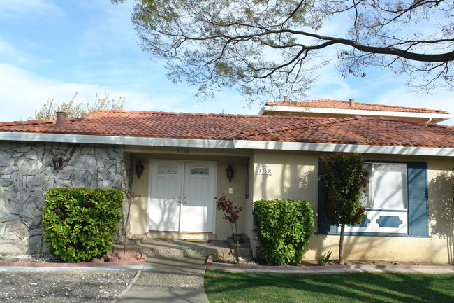 1360 Essex Way in San Jose, CA - Foto de edificio - Building Photo