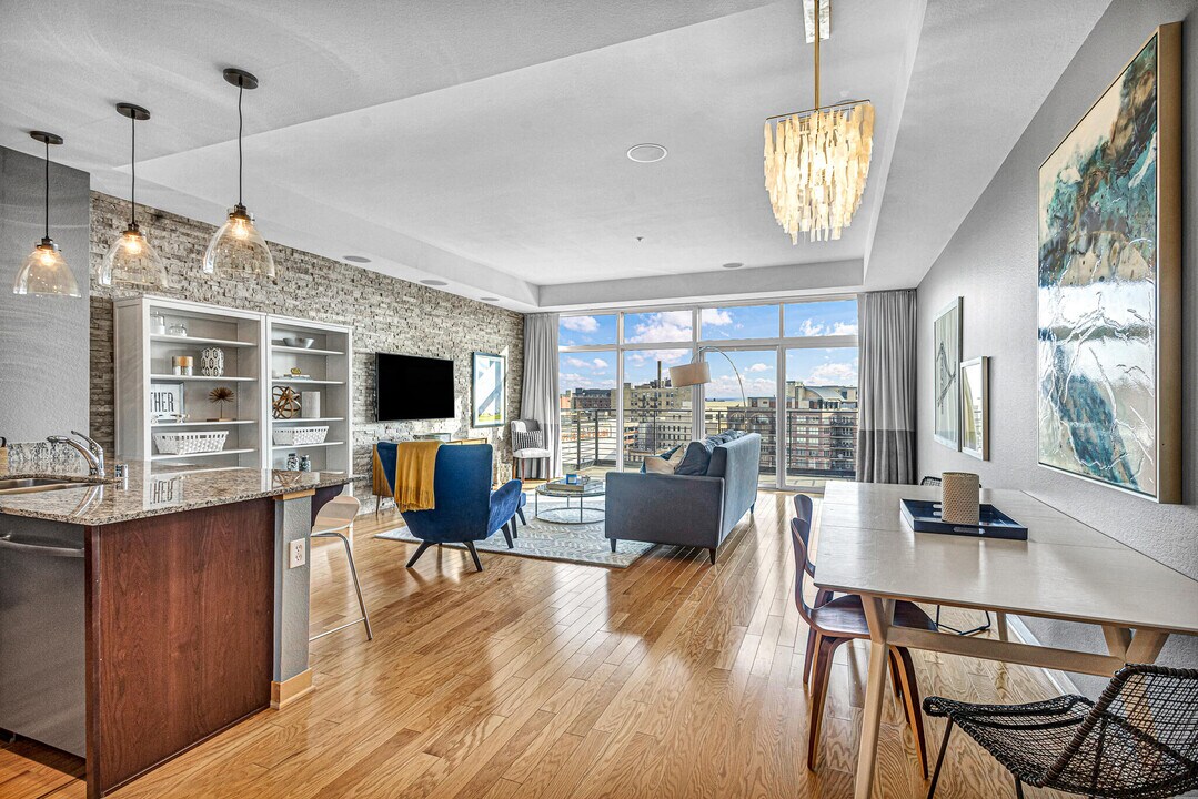 106 W Seeboth St in Milwaukee, WI - Building Photo