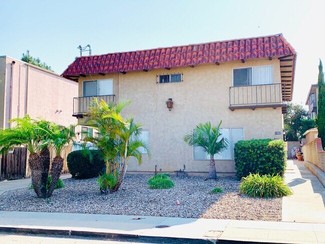 3111 Byron St-Unit -B: K-34/AM-02.23 in San Diego, CA - Foto de edificio - Building Photo