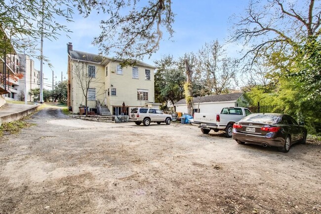 706 E Dean Keeton St in Austin, TX - Building Photo - Building Photo