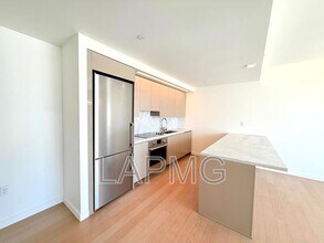 1050 S Grand Ave in Los Angeles, CA - Building Photo - Building Photo