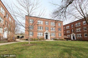 4471 MacArthur Blvd NW, Unit 102 in Washington, DC - Building Photo