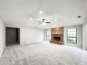 4021 Morman Ln in Addison, TX - Foto de edificio - Building Photo