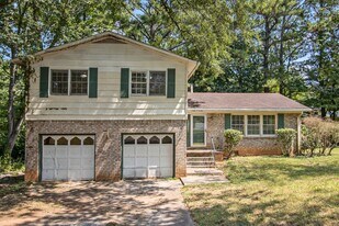 2890 Grand Pines Ct in Decatur, GA - Building Photo