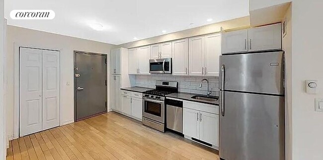 821 Ninth Avenue 4A in New York, NY - Foto de edificio - Building Photo