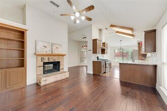 323 Crestview Dr in Arlington, TX - Building Photo - Building Photo