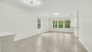 17135 Yeoman Way in Crosby, TX - Foto de edificio - Building Photo