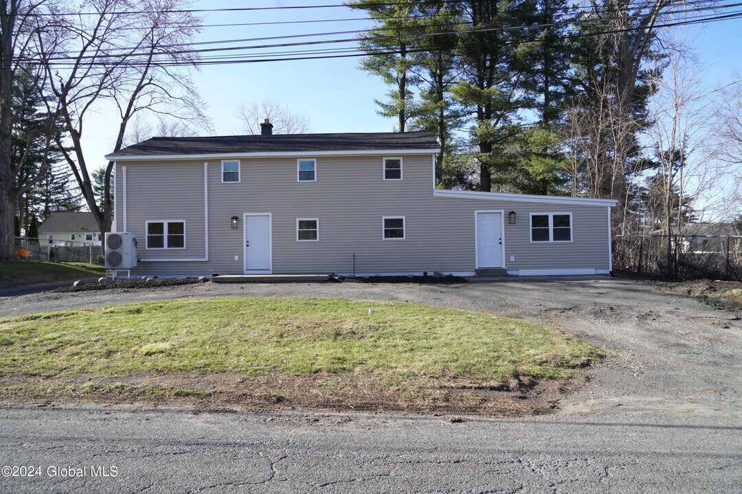 21 Van Heusen St-Unit -2 in Albany, NY - Building Photo