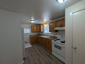 203 NW Pine St in Canyonville, OR - Building Photo - Building Photo