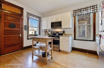 2058 W Hutchinson St, Unit 2 in Chicago, IL - Foto de edificio - Building Photo