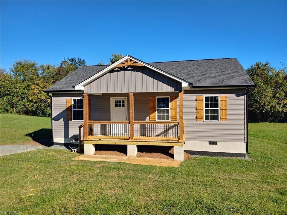 311 N 3rd Ave in Mayodan, NC - Building Photo