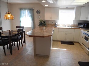 3817 SE 11th Ave in Cape Coral, FL - Foto de edificio - Building Photo