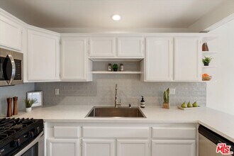 2516 Arizona Ave in Santa Monica, CA - Building Photo - Building Photo