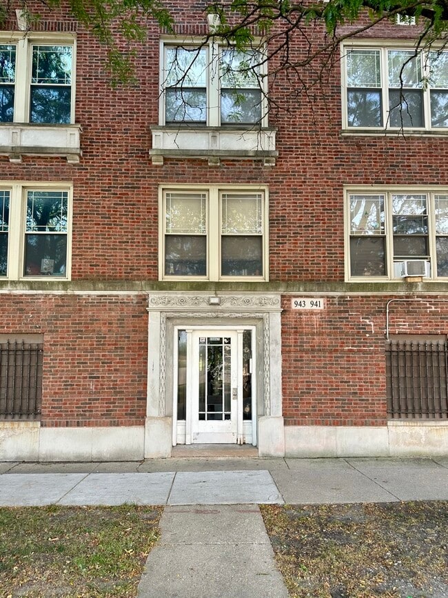 941 E Marquette Rd in Chicago, IL - Building Photo - Building Photo
