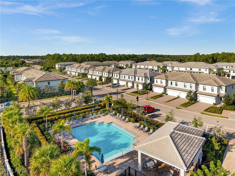 4286 Sonoma Oaks Dr in Naples, FL - Building Photo