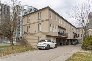129 Doris Av in Toronto, ON - Building Photo