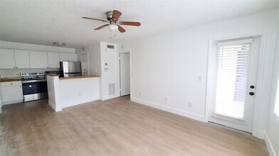 4581 W McNab Rd in Pompano Beach, FL - Foto de edificio - Building Photo