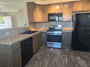 2024 Parker Pl in Hanford, CA - Building Photo - Building Photo