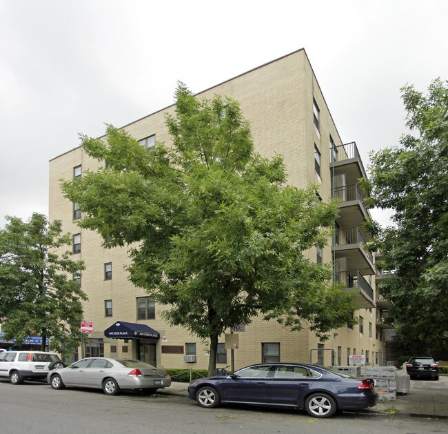 AHI EZER/ESTHER TAHWILL PLAZA in Brooklyn, NY - Foto de edificio - Building Photo