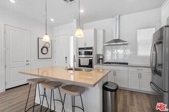 549 Daniel Freeman Cir in Inglewood, CA - Building Photo - Building Photo