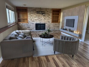 28W661 Douglas Rd in Naperville, IL - Building Photo - Building Photo