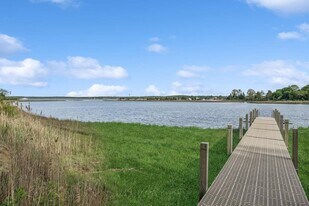 8 S Harbor Dr in Sag Harbor, NY - Building Photo