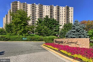 205 Yoakum Pkwy in Alexandria, VA - Building Photo