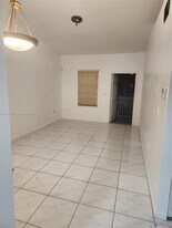 6972 NW 179th St in Hialeah, FL - Building Photo