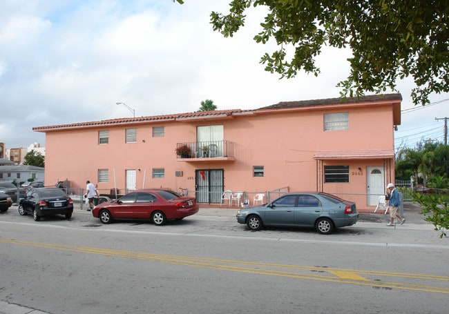 495 E 24th St in Hialeah, FL - Foto de edificio - Building Photo