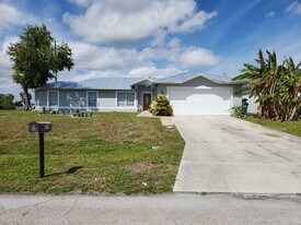 827 NE 23rd Terrace in Cape Coral, FL - Building Photo