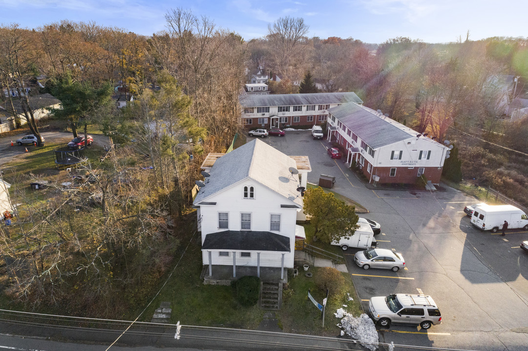 40 W Main St in Clinton, CT - Building Photo