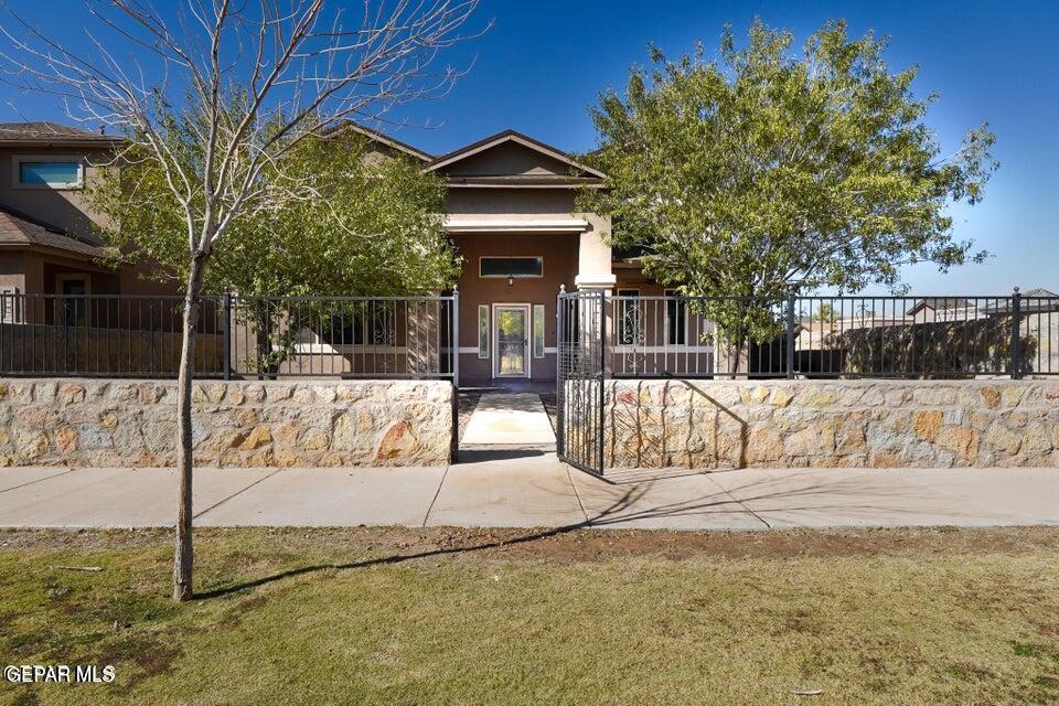 2076 Robert Minnie in El Paso, TX - Building Photo