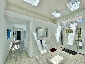 5 Lakewood Ln in Quogue, NY - Foto de edificio - Building Photo