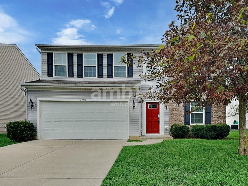 2909 Seasons Dr in Greenwood, IN - Building Photo