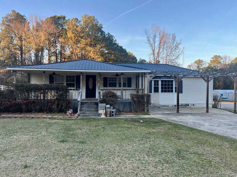 695 Mahlep Ln in Alexandria, AL - Building Photo