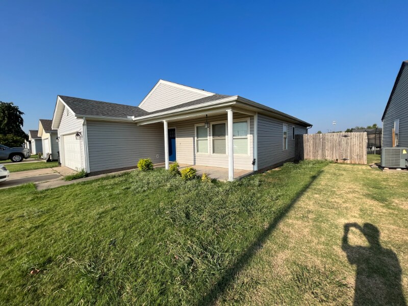1713 Eagle Dr in Moore, OK - Building Photo