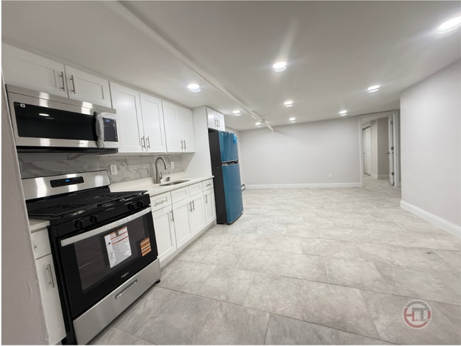 property at 1952 Ellis Ave