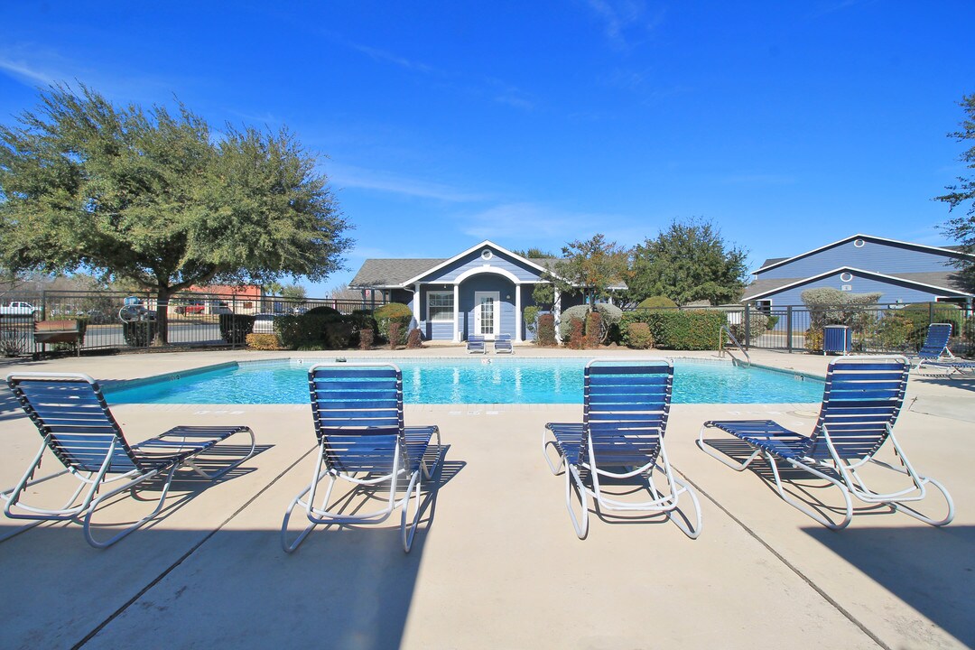 Shadow Creek in Converse, TX - Building Photo