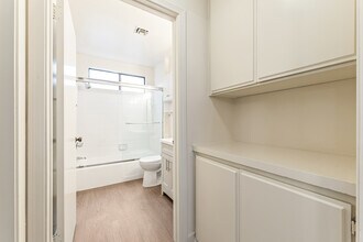 12011 Rochester Ave, Unit Unit 2 in Los Angeles, CA - Foto de edificio - Building Photo