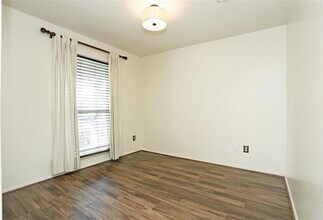 1939 Wooded Acres Dr in Humble, TX - Foto de edificio - Building Photo
