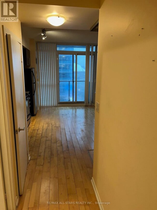 65 Bremner Blvd in Toronto, ON - Building Photo - Building Photo