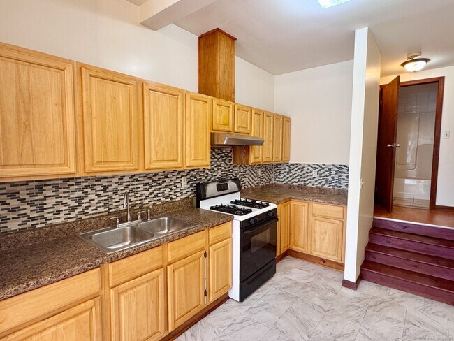 225 E Pearl St in Torrington, CT - Building Photo - Building Photo