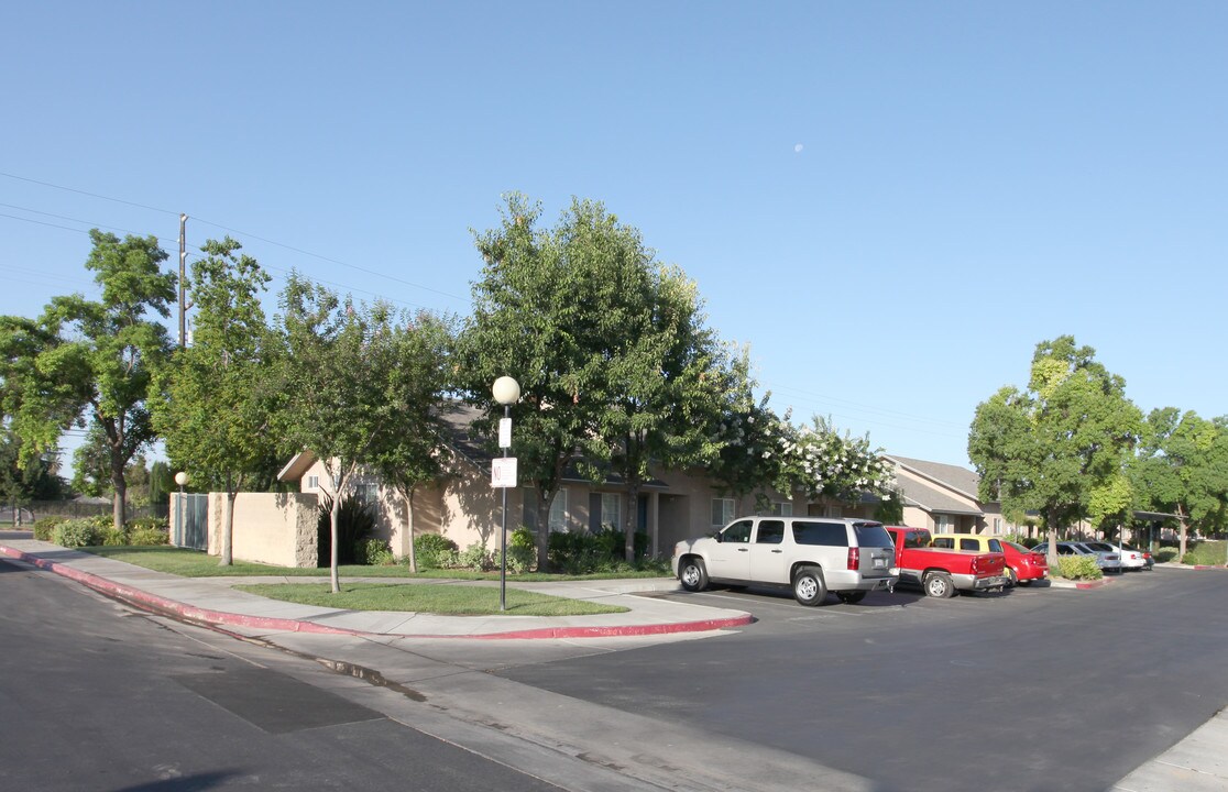 Villa De Guadalupe in Orosi, CA - Foto de edificio