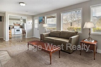2450 Collingwood Rd in West Kelowna, BC - Building Photo - Building Photo