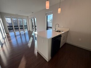 40A Marion St, Unit 404 in Brookline, MA - Building Photo - Building Photo