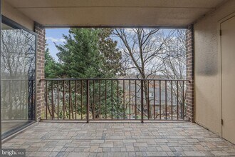 124 Roberts Ln in Alexandria, VA - Foto de edificio - Building Photo