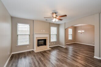 7083 Creeksong Dr in Douglasville, GA - Foto de edificio - Building Photo