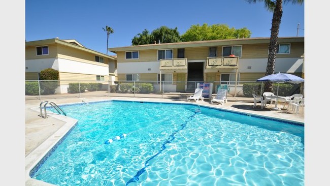 The Somerset Apartments in Chula Vista, CA - Building Photo - Building Photo